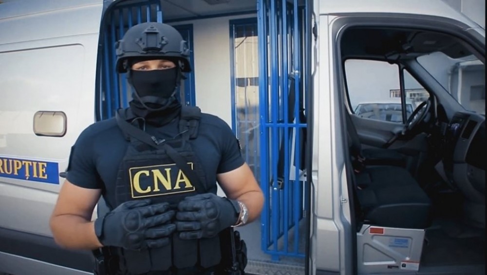 Angajatul unei şcoli auto, vânzător de permise, a ajuns pe mâna ofiţerilor CNA şi procurorilor